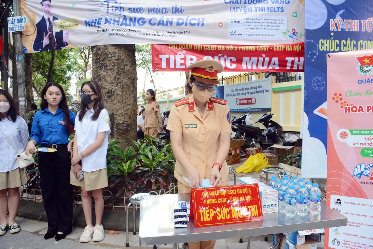 Ngoài điểm thi, các lực lượng chức năng phối hợp làm nhiệm vụ bảo đảm an toàn trong suốt thời gian diễn ra kỳ thi.