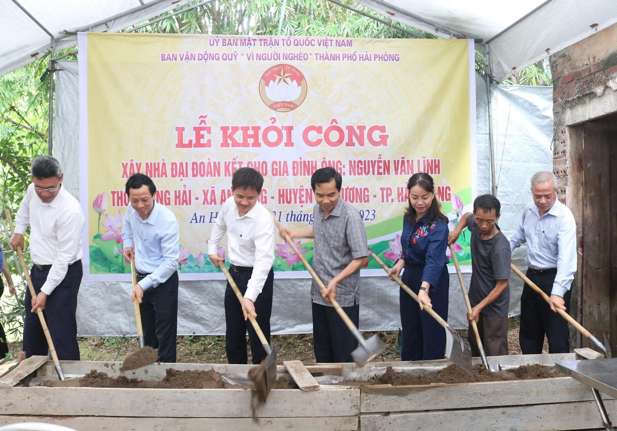 Các đại biểu làm lễ khởi công xây nhà Đại đoàn kết.