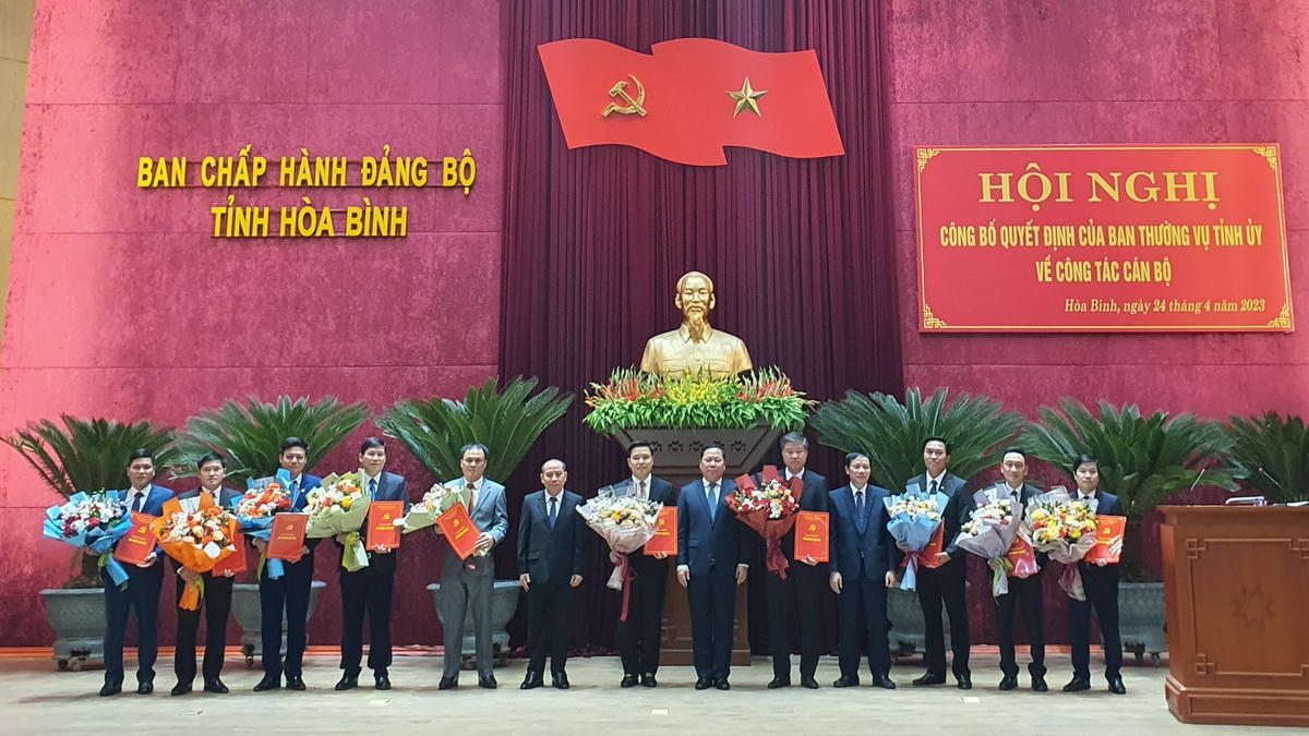 Ông Nguyễn Phi Long, Bí thư Tỉnh ủy Hòa Bình trao quyết định cho các đồng chí được bổ nhiệm tại các cơ quan tham mưu giúp việc Tỉnh ủy, các Đảng bộ trực thuộc Tỉnh ủy Hòa Bình.  