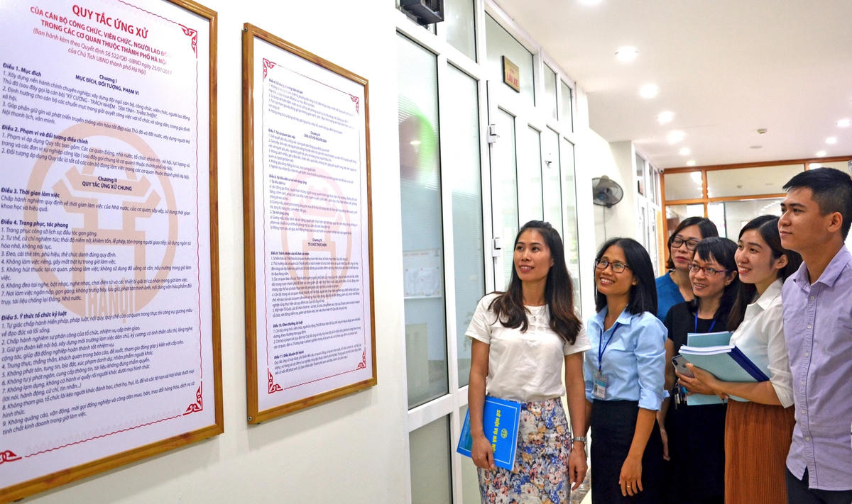 Phổ biến quy tắc ứng xử của cán bộ, công chức, người lao động trong các cơ quan thuộc thành phố Hà Nội. Ảnh: TTTD.