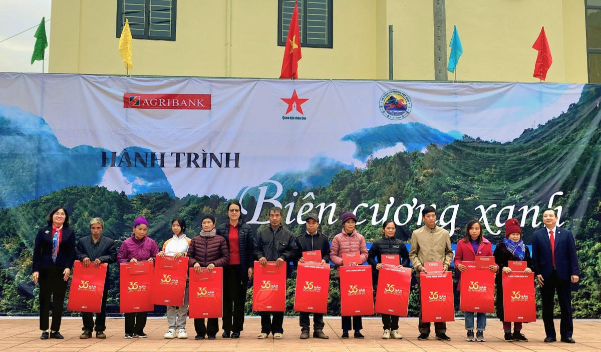 ‘Hành trình biên cương xanh’ trao quà cho các hộ nghèo tại huyện Hà Quảng, Cao Bằng