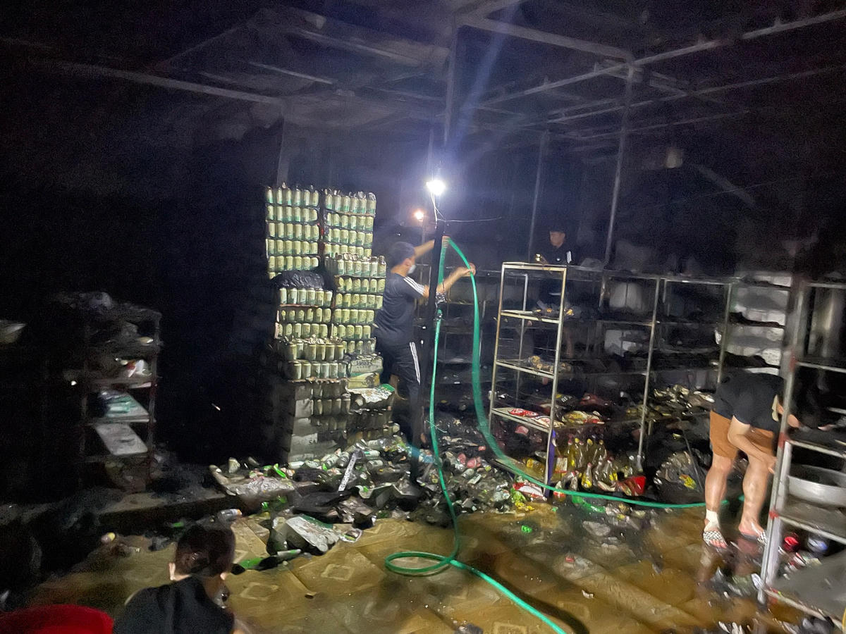 Sau khi đám cháy được khống chế, mọi người tiếp cận bên trong, hỗ trợ gia đình dọn dẹp.
