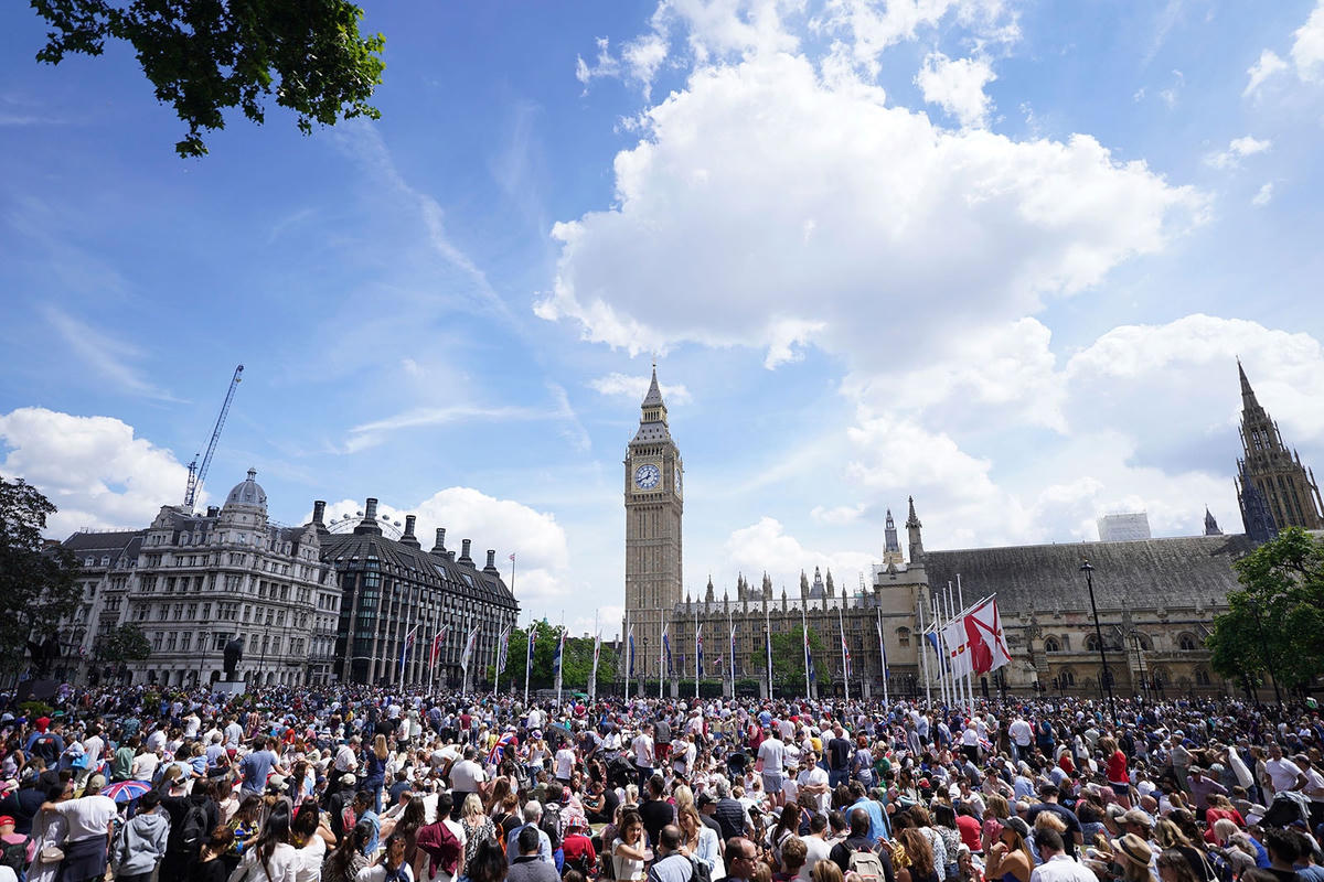 Đám đông tập trung tại quảng trường Nghị viện ở thủ đô London ngày 2/6. Với người dân Anh, hoàng gia luôn giữ một vị trí nhất định trong lòng. Ảnh: AFP.