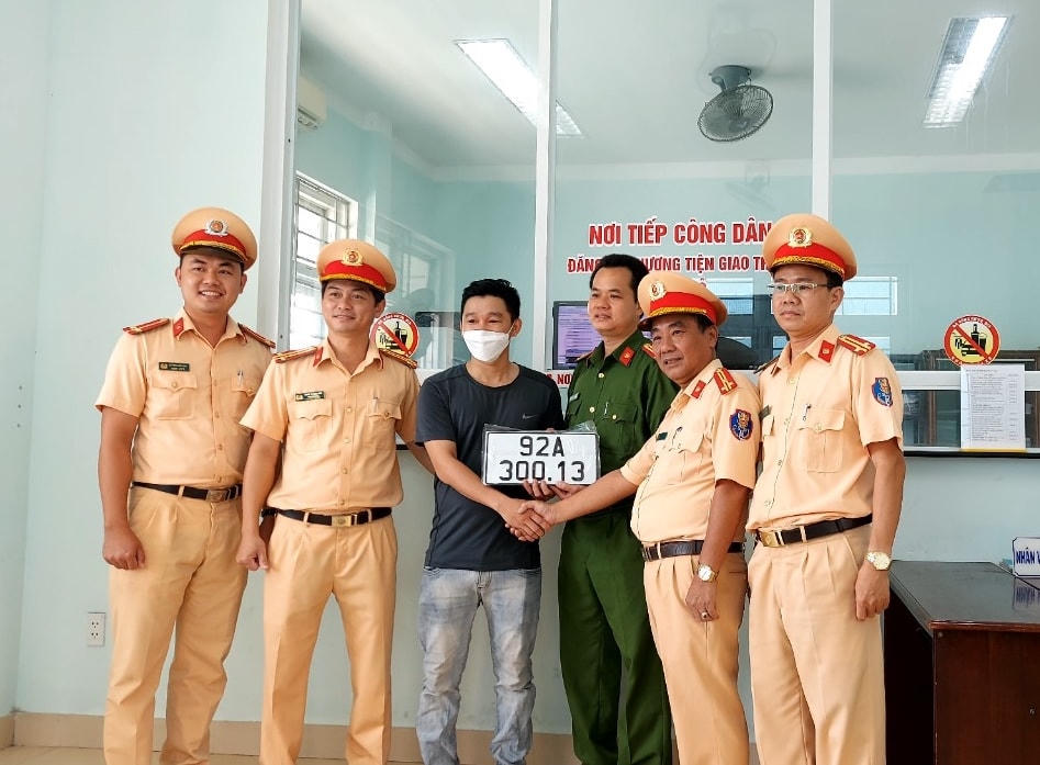Anh Nguyễn Ngọc Quảng vui mừng khi nhận được biển số xe.