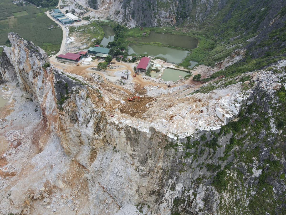 Sau khi xảy ra sự việc chết người trong khu vực mỏ, đơn vị vẫn tiếp tục khai thác đá trên đỉnh núi.