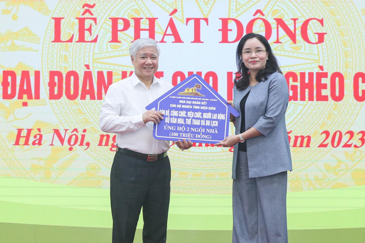 Chủ tịch UBTƯ MTTQ Việt Nam Đỗ Văn Chiến tiếp nhận ủng hộ từ cán bộ công chức, viên chức, người lao động Bộ Văn hóa, Thể thao và Du lịch. Ảnh: Quang Vinh.