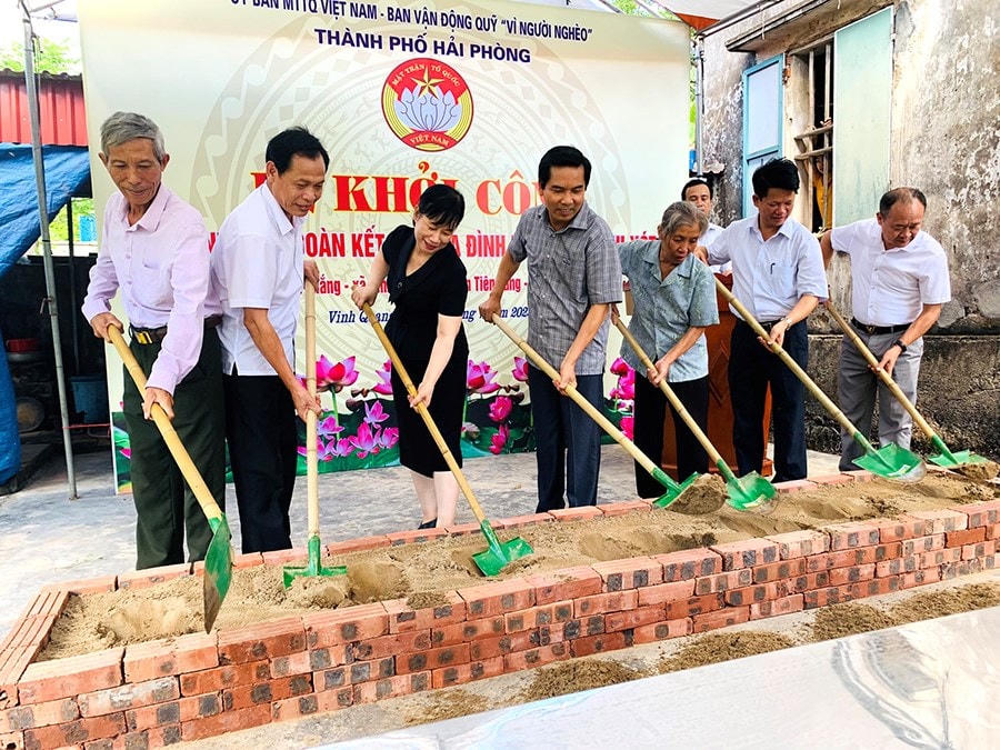 Đại diện lãnh đạo Ủy ban MTTQ Việt Nam TP Hải Phòng cùng lãnh đạo Sở, ban, ngành, địa phương động thổ xây nhà hộ gia đình bà Nguyễn Thị Xót.