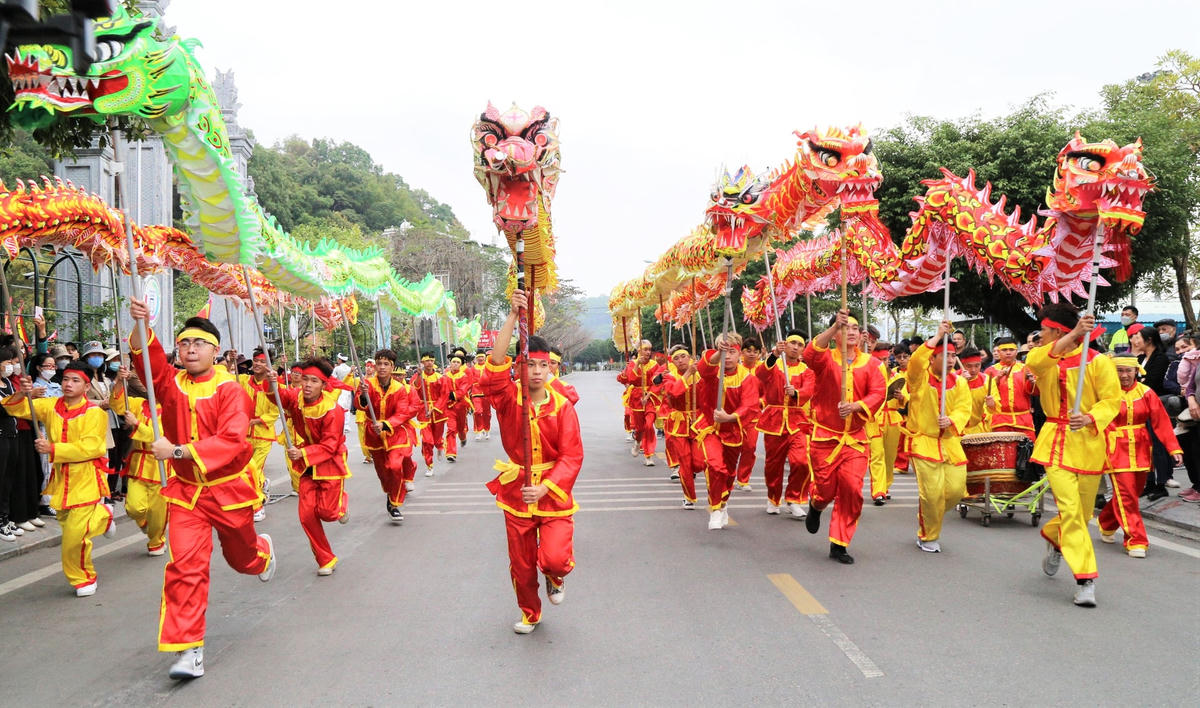 Lễ rước xuất phát từ Đền Thượng đi theo đường nghinh thần và trở về sân Đền.