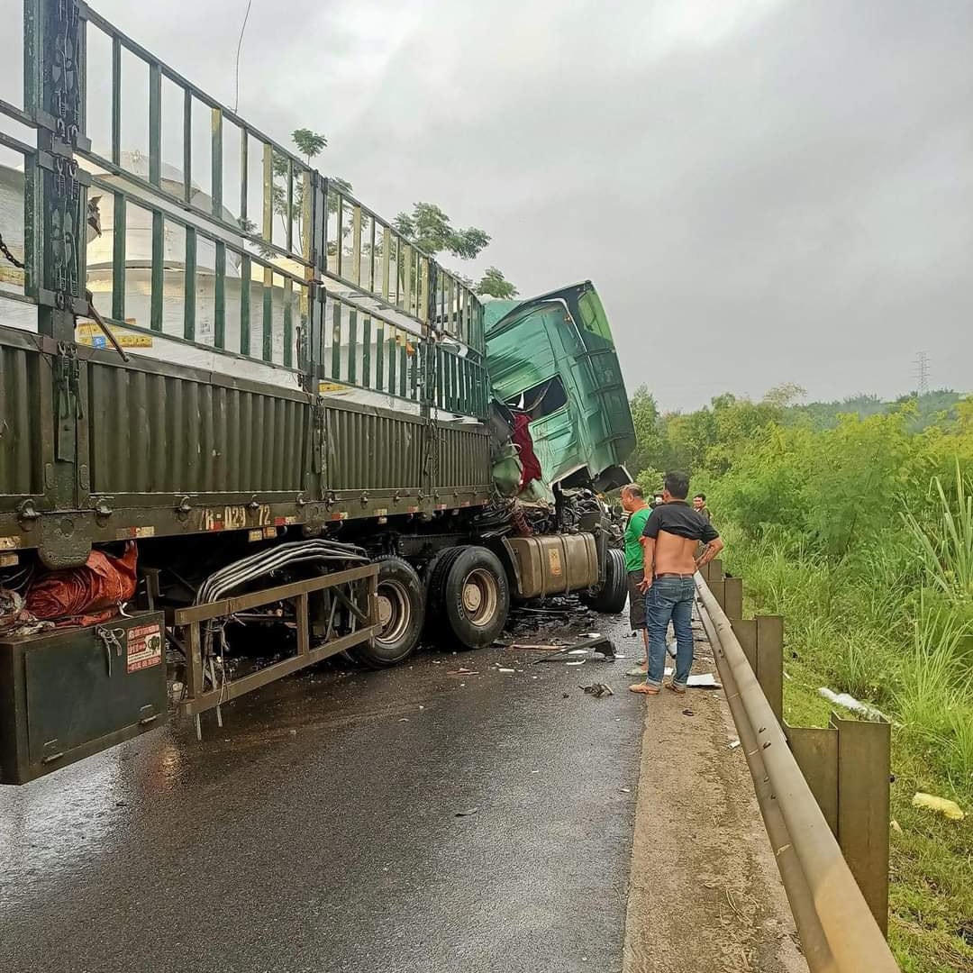 2 chiếc xe bị hư hỏng nặng sau va chạm.