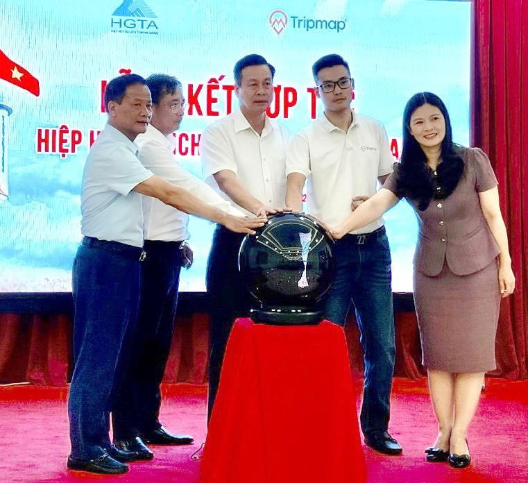 Các đại biểu nhấn nút khai trương ứng dụng chuyển đổi số du lịch Tripmap - Hà Giang.