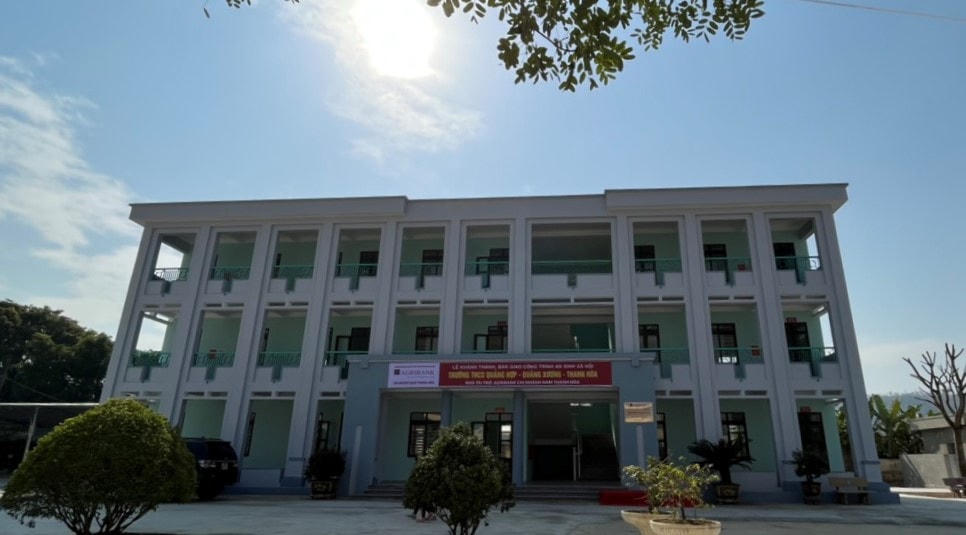 Các đại biểu tham quan không gian lớp học mới và công trình Trường THCS Quảng Hợp.