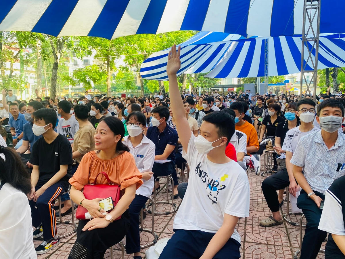 Chị Nguyễn Thị Huệ, phụ huynh em Nguyễn Công Nghị, tân học sinh lớp 10 của Trường THPT Yên Hòa phấn khởi trong ngày nhập học tại trường.