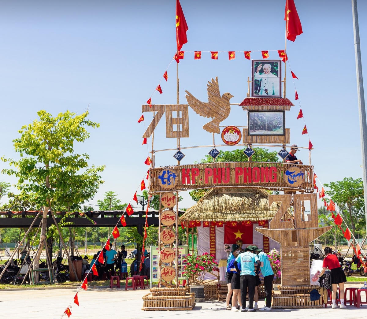 Một số cổng trại mang chủ đề Đại đoàn kết toàn dân tộc.