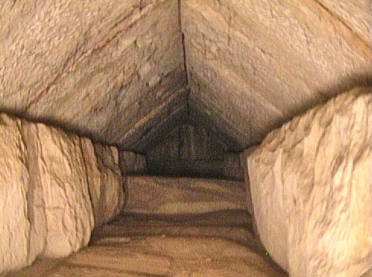 Hành lang bí ẩn mới được phát hiện bên trong Đại kim tự tháp Giza. Ảnh: Reuters.