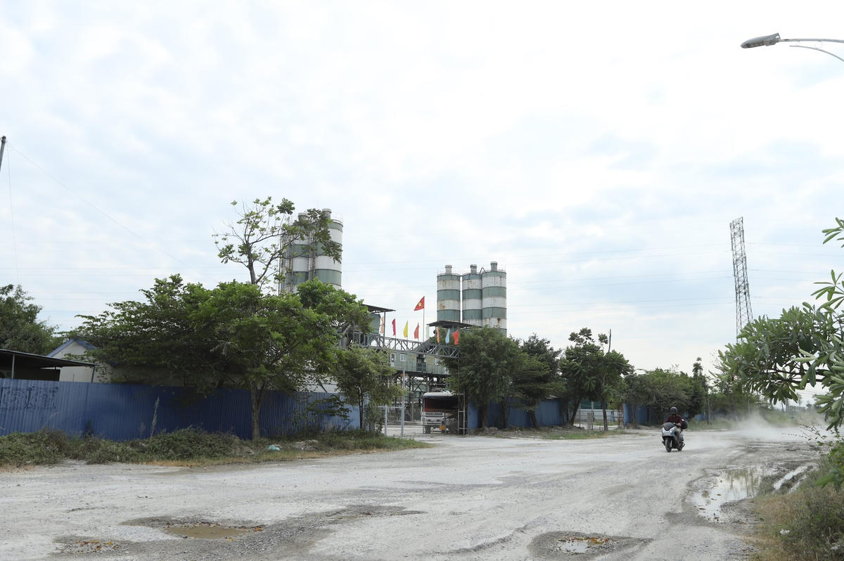 Phía bên ngoài trạm trộn bụi bay tứ tung mỗi khi có xe di chuyển.