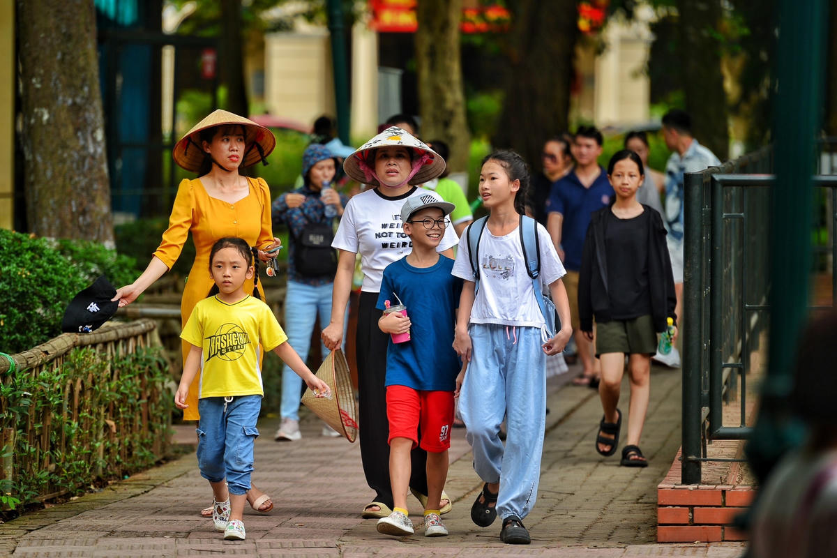 Chị Huyền quê Đông Anh, Hà Nội chia sẻ, dù khá bận việc nhưng để các con có nhiều niềm vui nên chị đã đưa con đến Công viên Thủ Lệ để ngắm các con vật đang được bảo tồn...