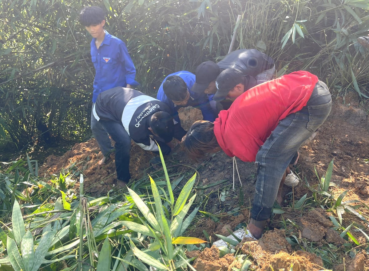 Đoàn viên thanh niên giải phóng các tảng đá để tạo mặt bằng làm đường.