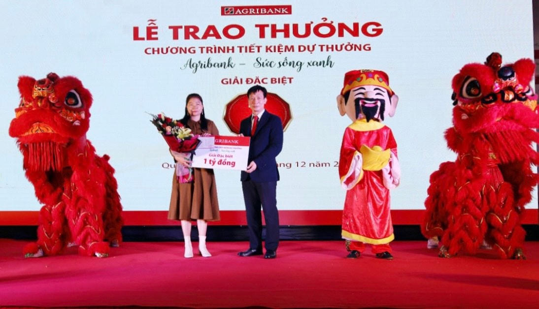Phó Tổng Giám đốc Agribank Phạm Đức Tuấn trao thưởng cho khách hàng trúng thưởng 1 tỷ đồng Chương trình Tiết kiệm dự thưởng "Agribank- Sức sống xanh".