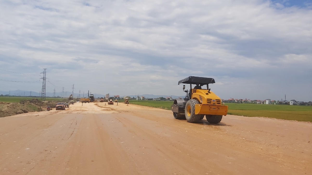 Hàng chục máy móc thiết bị kỹ thuật thi công nền đường tại gói thầu XL04 Nghi Sơn – Diễn Châu.