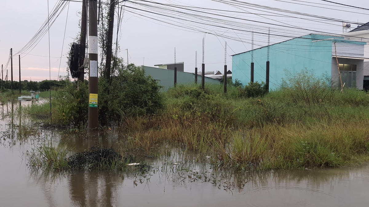 Nước ngập bủa vây khu dân cư Thiên Long.