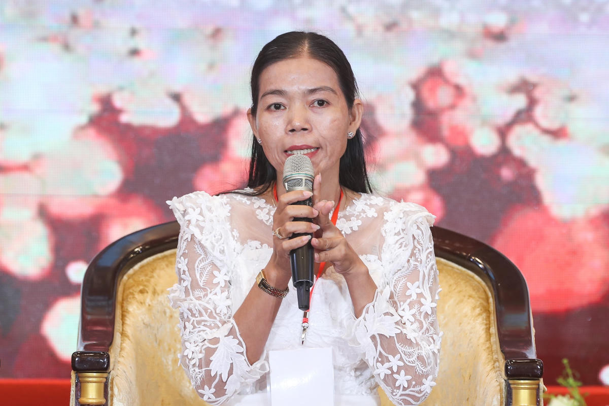 Đại biểu Hà Ngân Kim Tới, Chủ tịch Ủy ban MTTQ xã Liêu Tú, huyện Trần Đề, tỉnh Sóc Trăng giao lưu tại Hội nghị.