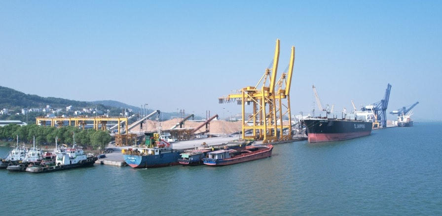 Trong ngày mùng 4 Tết, Cảng Cái Lân (Quảng Ninh) đã đón 3 tàu vào làm hàng với khoảng 82.000 tấn hàng. Ảnh: QMG.