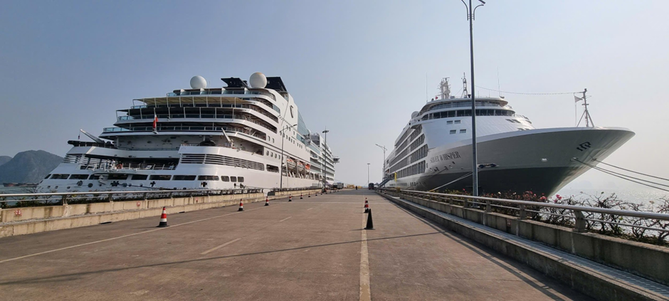 Hai tàu Seabourn Encore và Silver Whisper cập cảng tàu khách quốc tế Hạ Long vào ngày 17/1, mang theo gần 1.000 khách từ châu Âu và châu Mỹ đến tham quan Quảng Ninh.