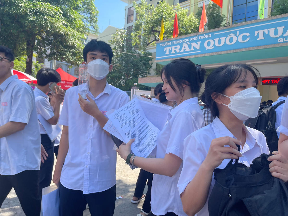 Thí sinh vui vẻ sau kết thúc thi môn Toán.