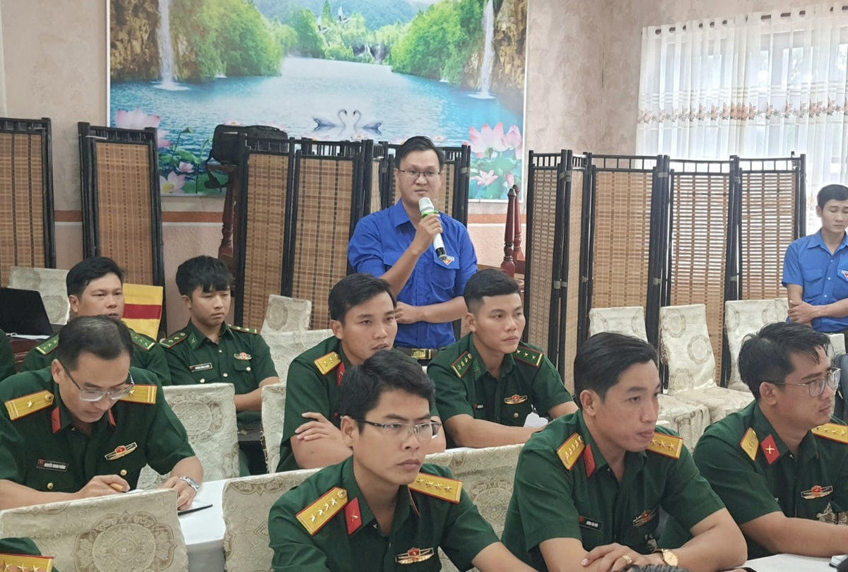 Vấn đè đào tạo, giải quyết việc làm được nhiều thanh niên quan đặt câu hỏi tại buổi đối thoại.