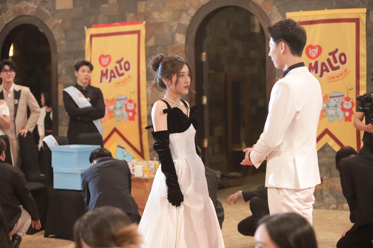 Lê Đức lấy hết dũng khí mời Luna lên sân khấu. Ảnh: Perfect Universe.