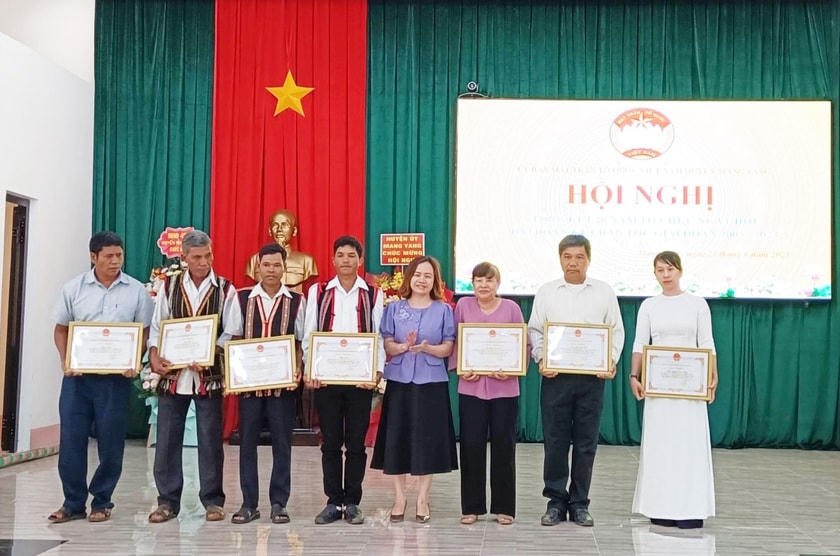 Tặng giấy khen cho các tập thể đạt thành tích xuất sắc trong 20 năm tổ chức Ngày hội “Đại đoàn kết toàn dân tộc” giai đoạn 2003-2023. 