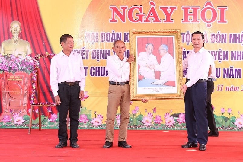 Chủ tịch UBND tỉnh Thanh Hóa tặng cán bộ, Nhân dân KDC thôn 3 bức ảnh Chủ tịch Hồ Chí Minh bắt tay bác Tôn Đức Thắng