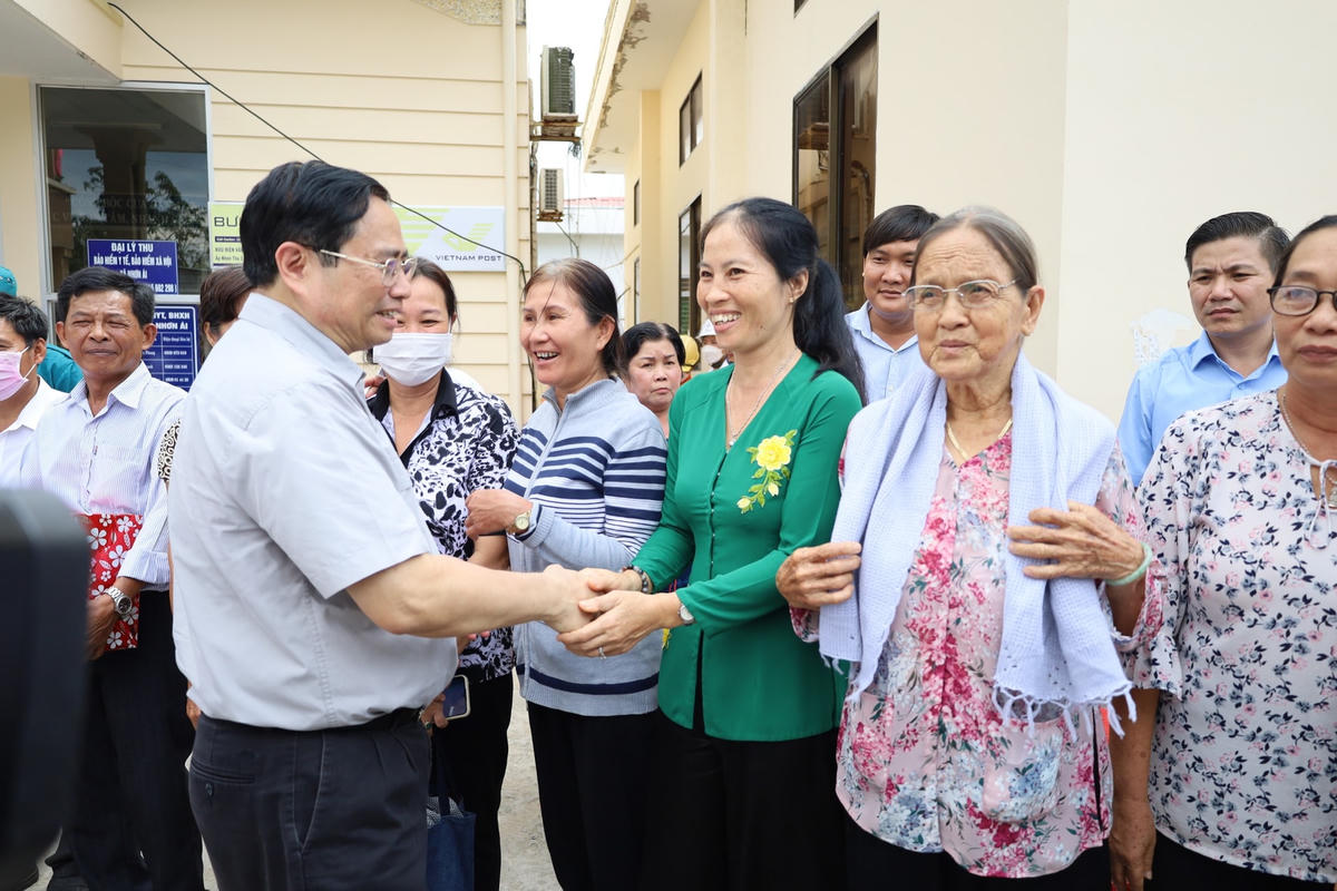Thủ tướng Phạm Minh Chính thăm hỏi bà con nhân dân xã Nhơn Ái.