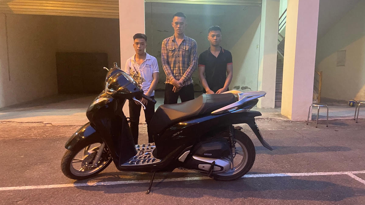 Ba thanh niên tại Công an quận Kiến An.