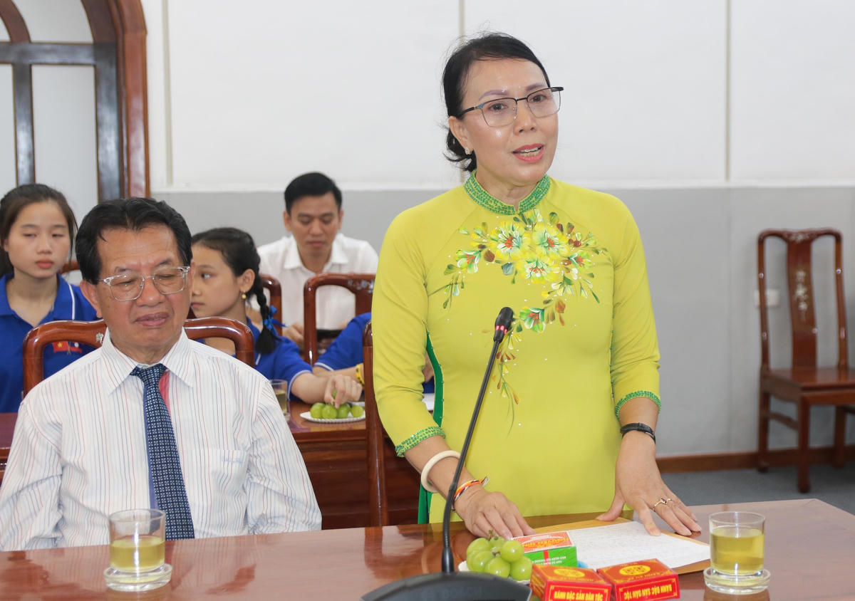 Bà Nguyễn Thị Thanh Hương, Hiệu trưởng Trường song ngữ Lào - Việt Nam Nguyễn Du phát biểu tại buổi gặp mặt.