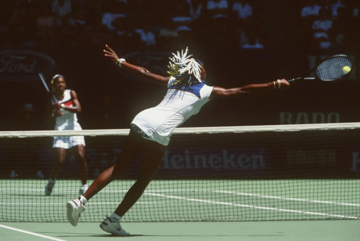 Trong sự kiện Grand Slam đầu tiên của mình, Serena đã để thua chị gái của mình ở vòng hai của giải Australia mở rộng 1998. Ảnh: The Guardian