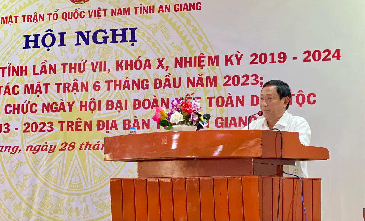 Ông Nguyễn Tiếc Hùng, Chủ tịch Ủy ban MTTQ Việt Nam tỉnh An Giang phát biểu tại hội nghị.
