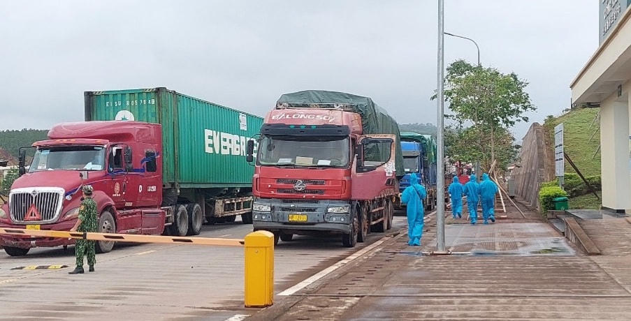 Trong ngày đầu tiên của năm 2023, có 272 phương tiện chở 2.021 tấn hàng hóa từ Việt Nam và Trung Quốc đã thông quan qua lối mở Km3+4 Hải Yên (TP Móng Cái, Quảng Ninh). Ảnh: QMG