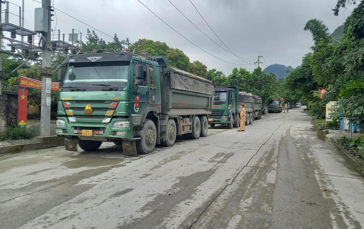 Hàng loạt xe tải hoạt động gây bụi bặm, rơi vãi đất đá ra đường tại thôn Hồng Sơn đã bị lực lượng CSGT huyện Kim Bảng (tỉnh Hà Nam) lập biên bản xử lý mạnh tay.