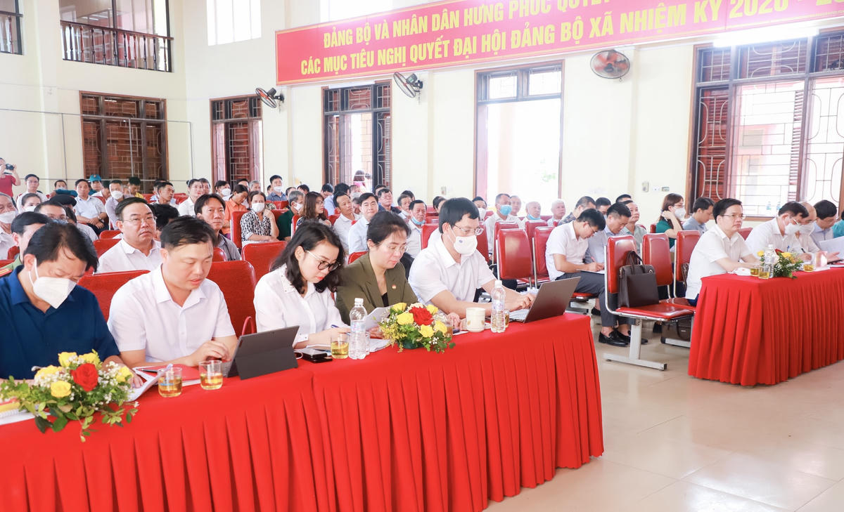 Các đại diện lãnh đạo sở, ngành và huyện Hưng Nguyên giải đáp những thắc mắc mà cử tri kiến nghị ngay tại buổi tiếp xúc.