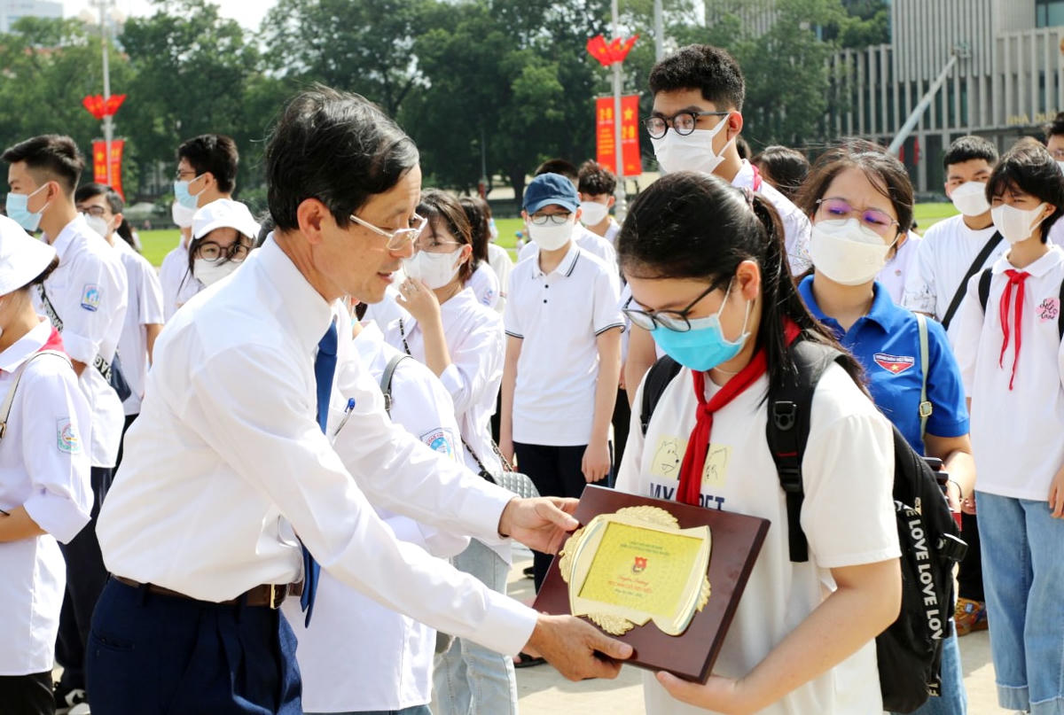Lãnh đạo Đảng ủy Khối cơ quan tỉnh trao biểu trưng cho các em học sinh giỏi tiêu biểu.