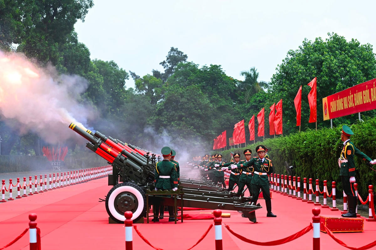 Nghi thức bắn 21 loạt đại bác chào mừng Tổng thống Liên bang Nga Vladimir Putin thăm cấp Nhà nước tới Việt Nam.