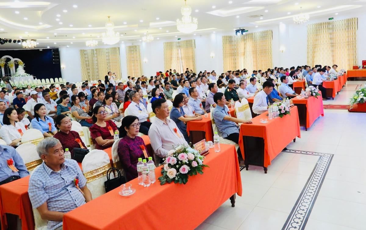 Các đại biểu về dự.