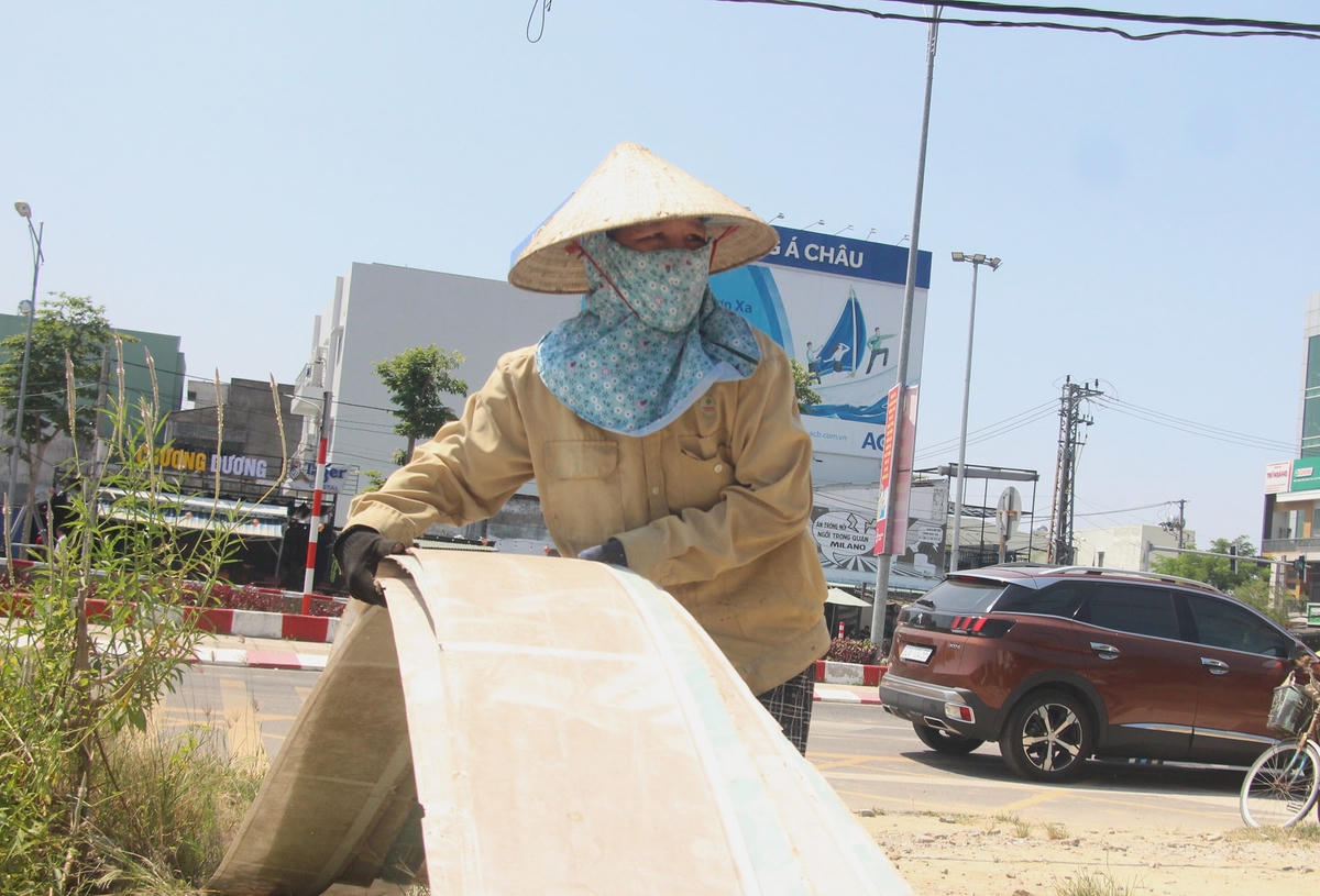 Người lao động làm việc giữa trời nắng nóng.