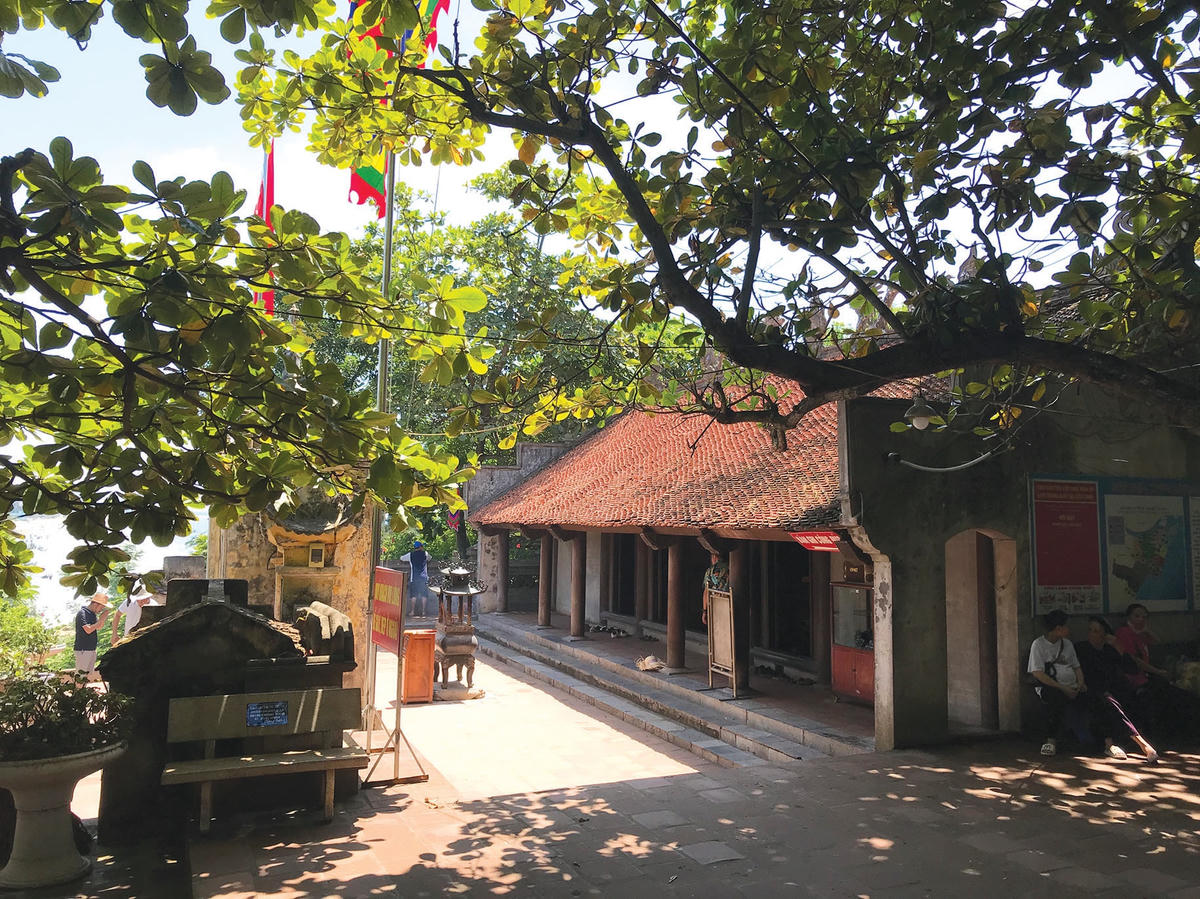 Đền Độc Cước - điểm du lịch tâm linh nổi tiếng của Sầm Sơn.  