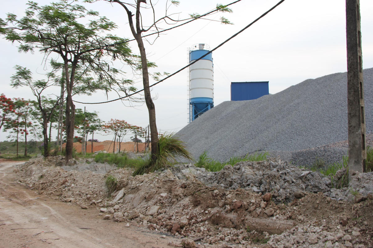Theo ghi nhận của PV, Trạm trộn bê tông Cường Thịnh hoạt động trên đất dự án khu sinh tháiCẩm Đình - Hiệp Thuận với diện tích hàng nghìn m2. Những đống cát và đá dăm, phụ gia phối trộn chất cao như núi, hàng chục xe trộn bê tông thay nhau vào chở bê tông ra ngoài khu sinh thái để đi bán cho các công trình xây dựng trên địa bàn thành phố Hà Nội.Xe bồn thay nhau chở bê tông ra khỏi dự án khu sinh thái Cẩm Đình – Hiệp Thuận đưa đi tiêu thụ.