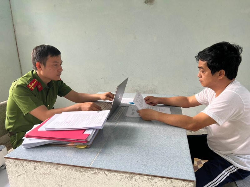 Công an lấy lời khai của Giám đốc Trung tâm đăng kiểm xe cơ giới Đà Nẵng Bùi Văn Tấn. Ảnh: Công an cung cấp.