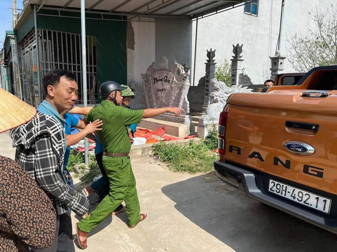 Trong quá trình tẩu thoát khỏi trại giam, Sự đã trộm 2 chiếc xe đạp người dân để ở ven đường.
