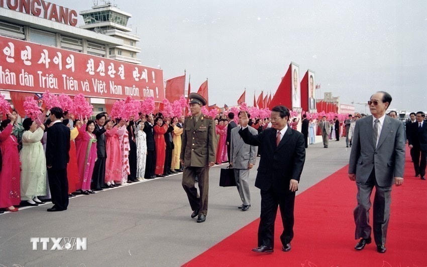 Nhân dân Thủ đô Bình Nhưỡng nồng nhiệt chào đón Chủ tịch nước Trần Đức Lương thăm chính thức CHDCND Triều Tiên, tại Lễ đón ở sân bay quốc tế Sunan, ngày 2/5/2002. (Ảnh: Trọng Nghiệp/TTXVN)