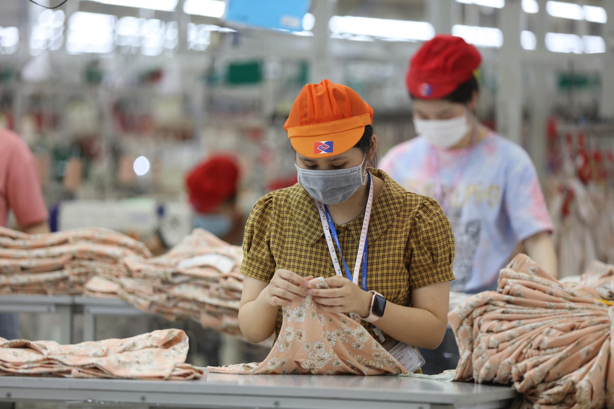 Thực tế, thu nhập từ lương của người lao động không theo kịp mức tăng giá cả sinh hoạt. Ảnh: Quang Vinh.